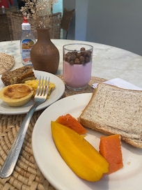 Café da manhã com variedades e extremamente fresco com materiais novos.