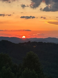 Beautiful view of the mountains and sunset! From the balconies!