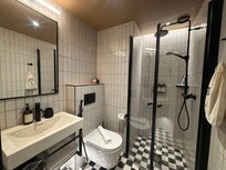 シンプルでカラッとして清潔だったが、シャワー水圧は弱め。