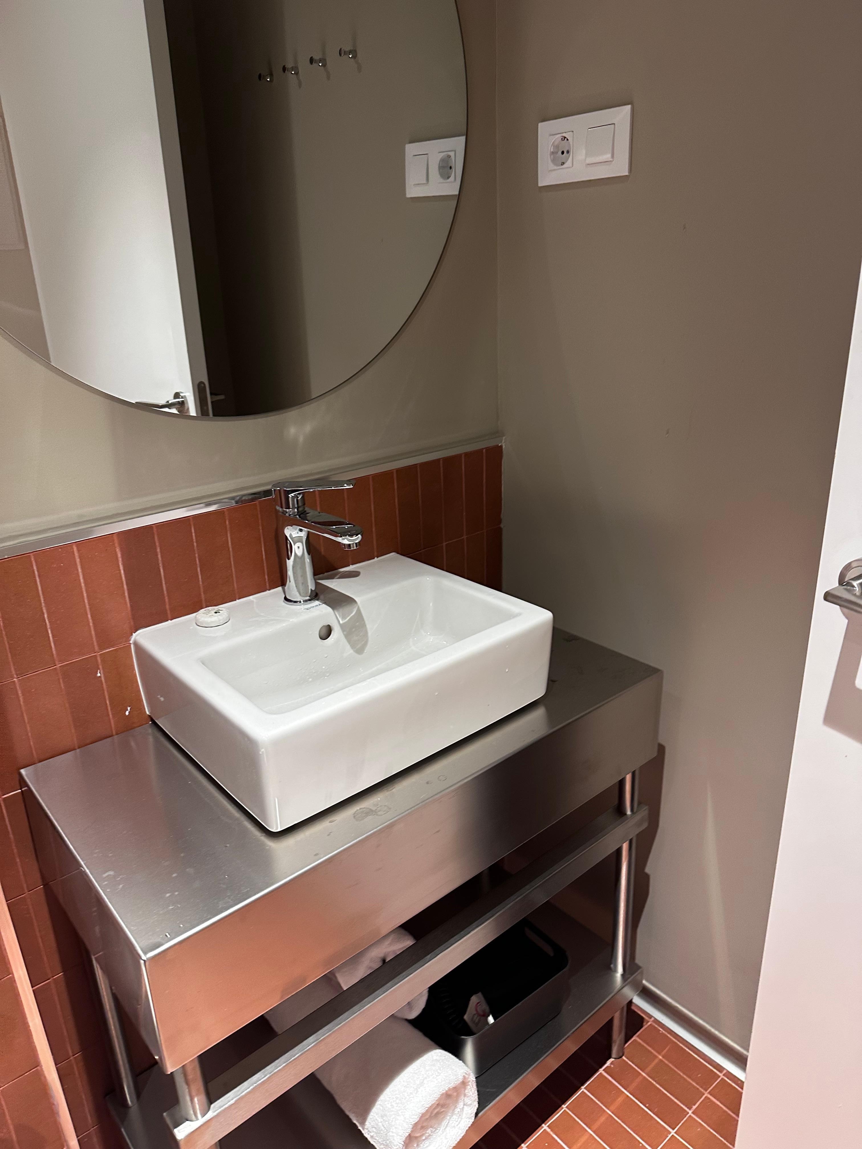 Baño (plato ducha) con toallas grandes y suaves