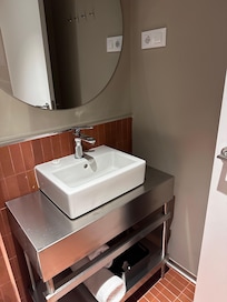 Baño (plato ducha) con toallas grandes y suaves