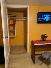 Cuenta con un pequeño clóset