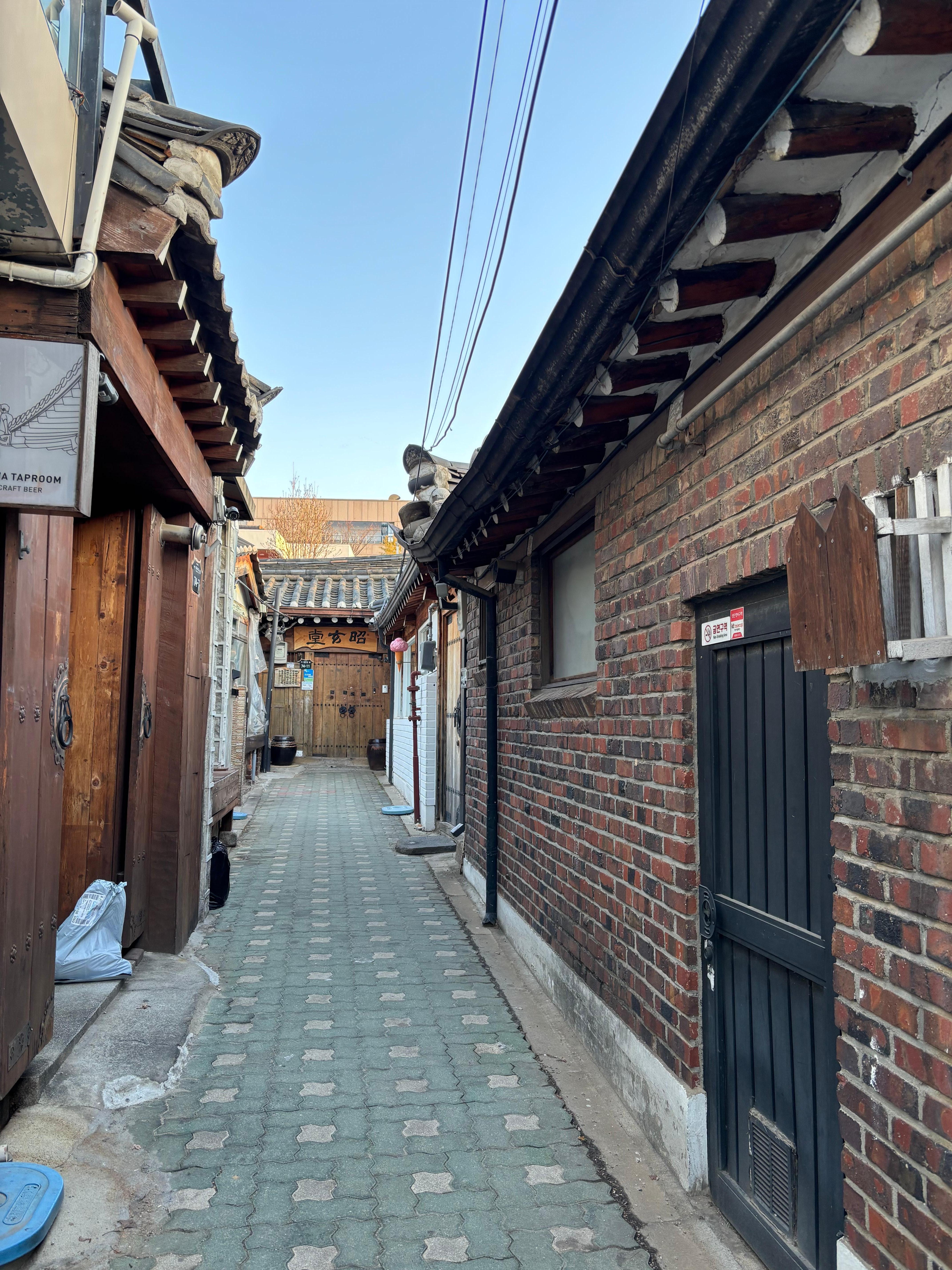 ゲストハウスの入り口。この通路の両サイドにもおしゃれなカフェがあります。