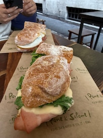 Pane & salame es DELICIOSO! Y queda justo al lado de la estancia y al lado queda POMPI que es el mejor tiramisú de roma
