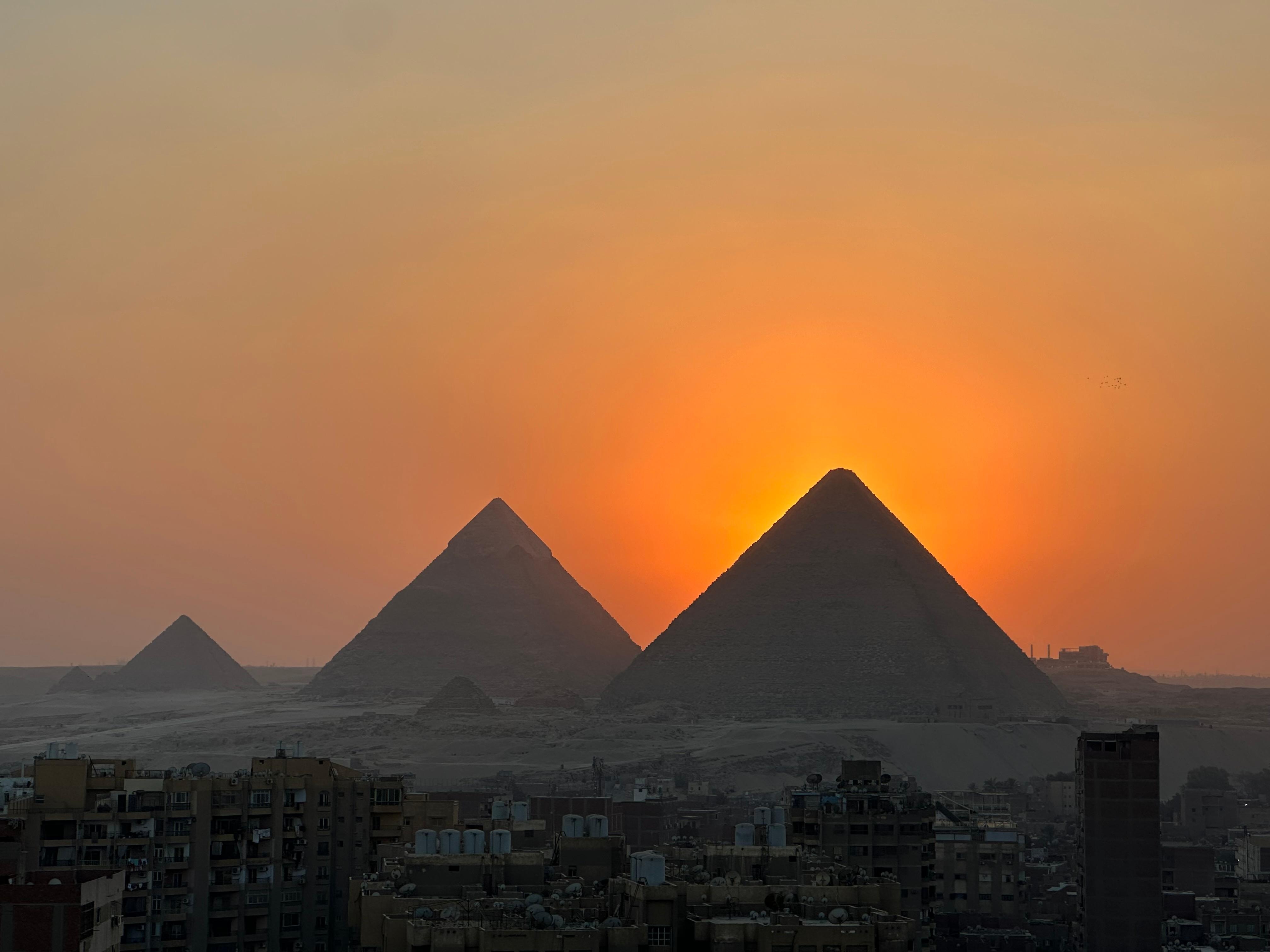 Solnedgången över pyramiderna från takterasseb