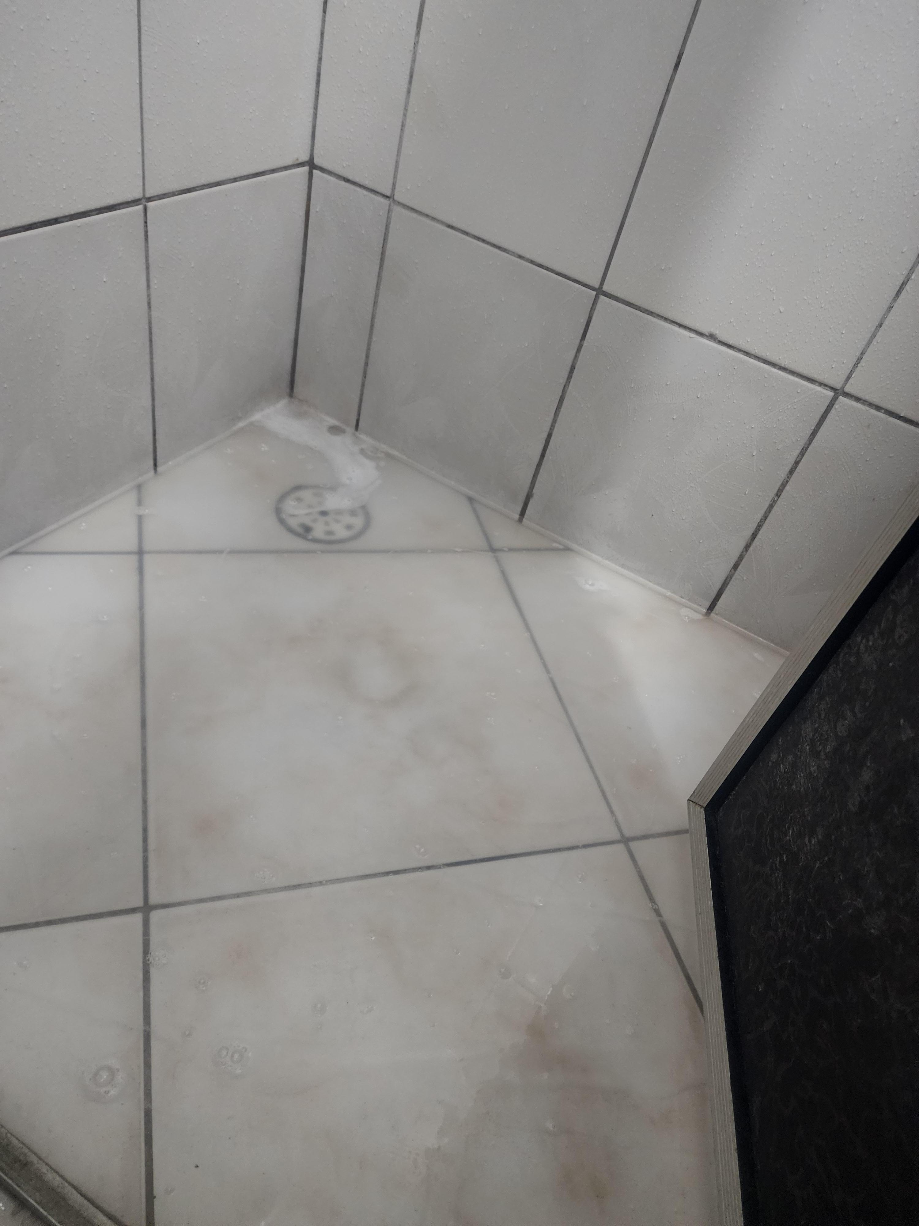 Ralo entupido, a agua ficou uns 20 minutos ai.