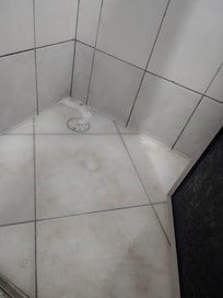 Ralo entupido, a agua ficou uns 20 minutos ai.