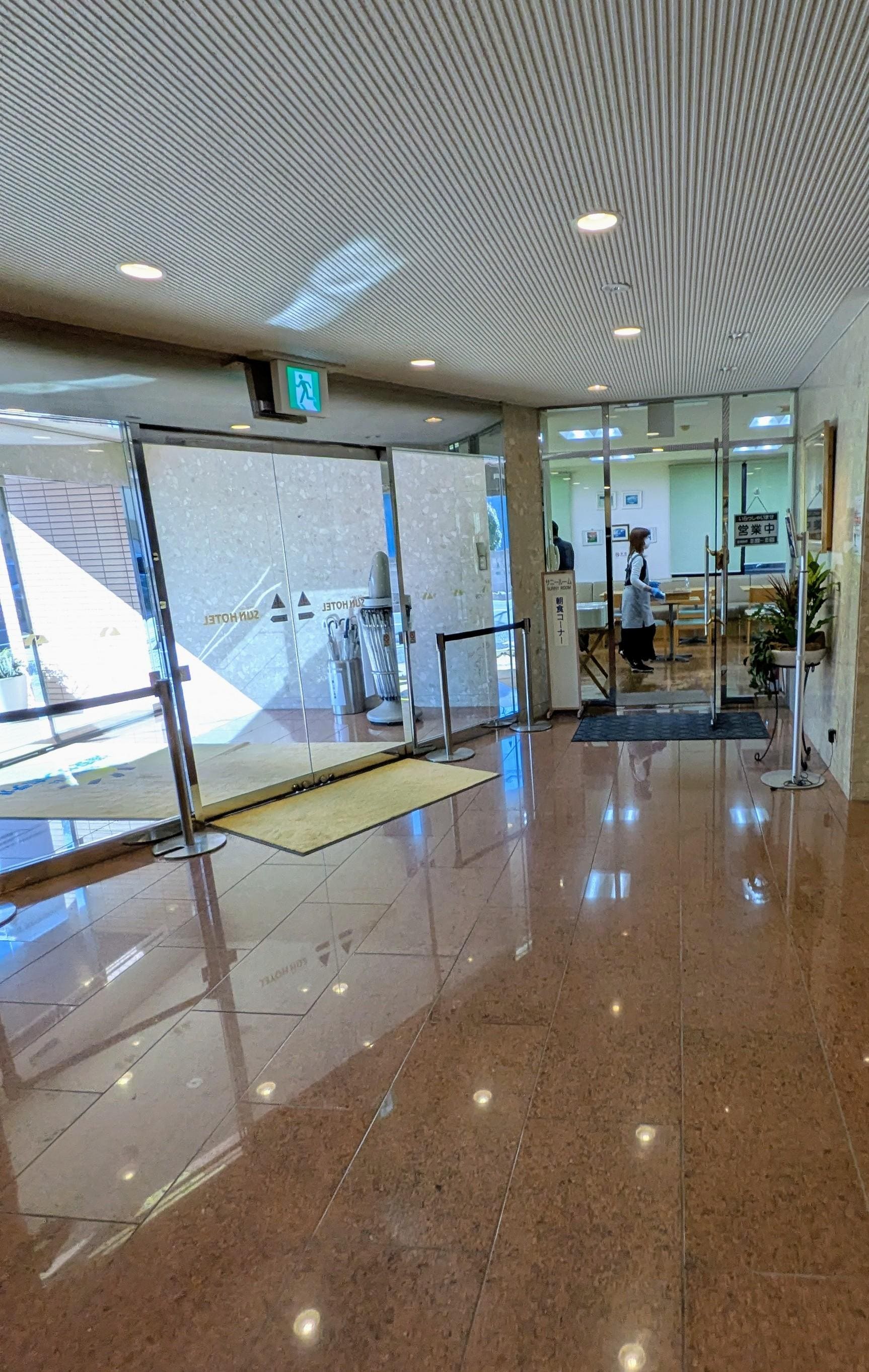 エントランス、朝食会場