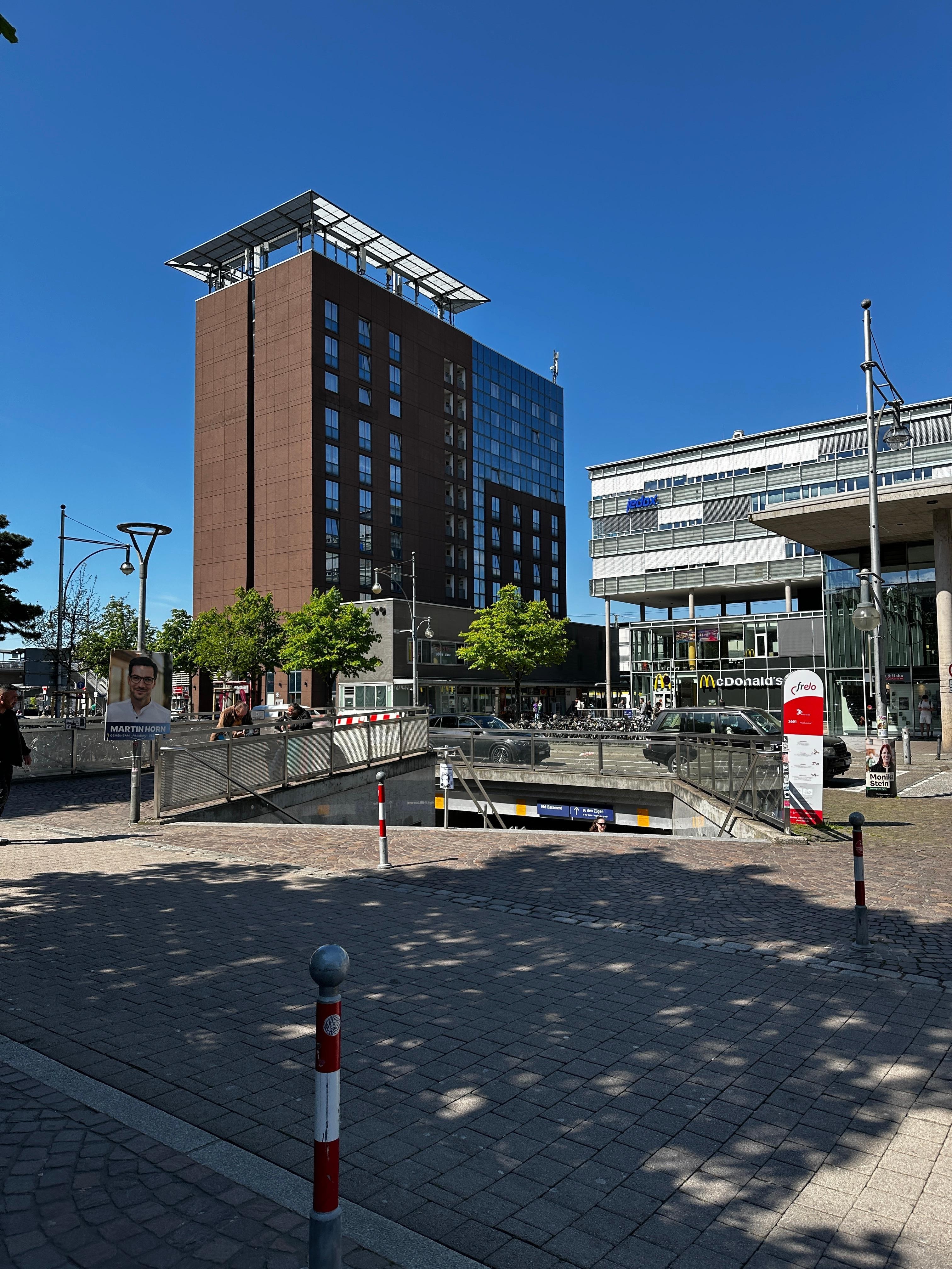 Hôtel vue de l’extérieur à côté de la gare
