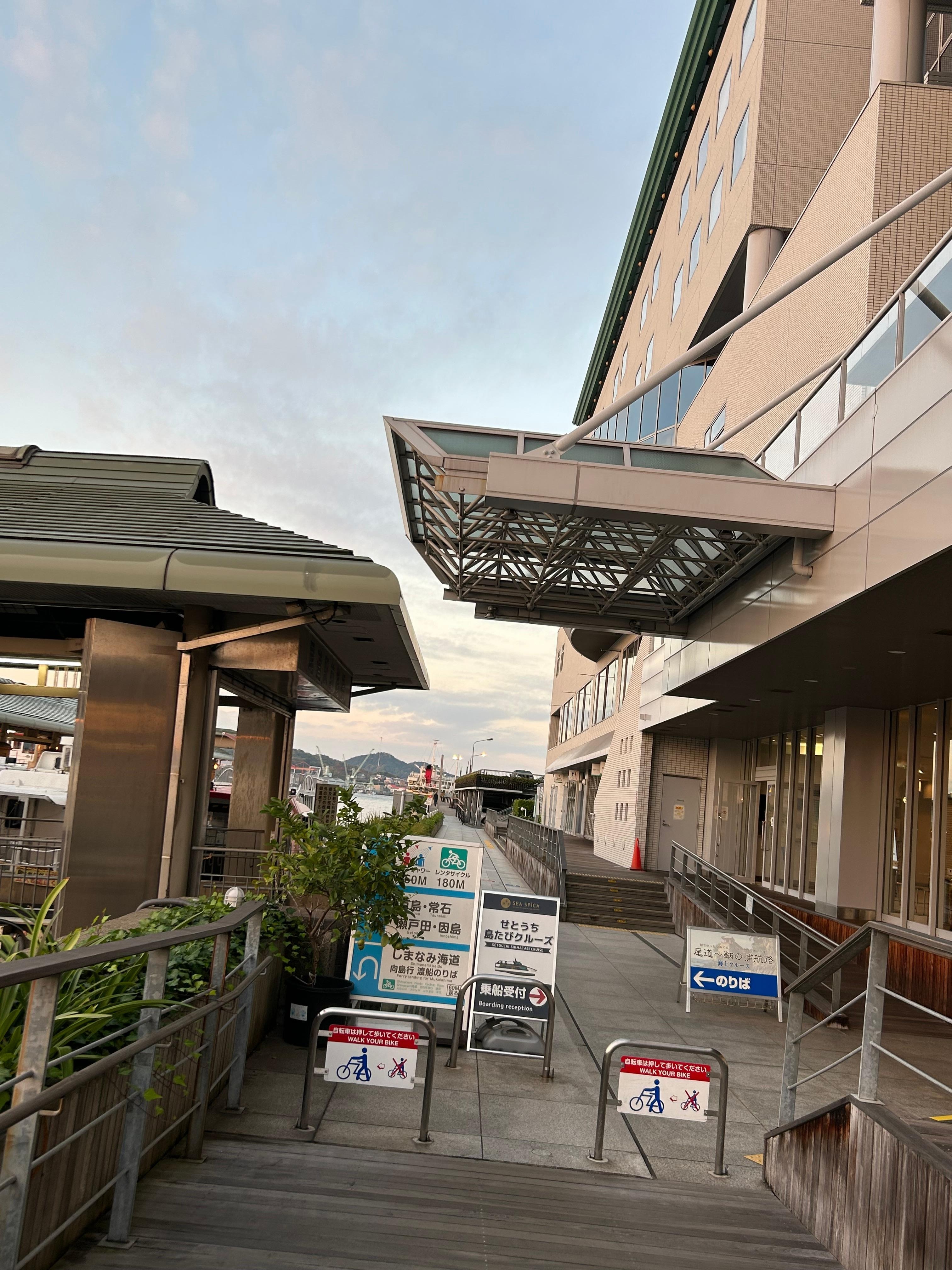 右がホテル、
左がフェリー乗り場