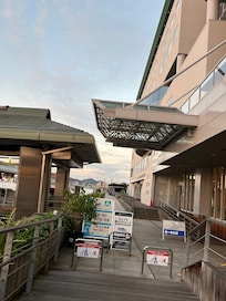 右がホテル、
左がフェリー乗り場