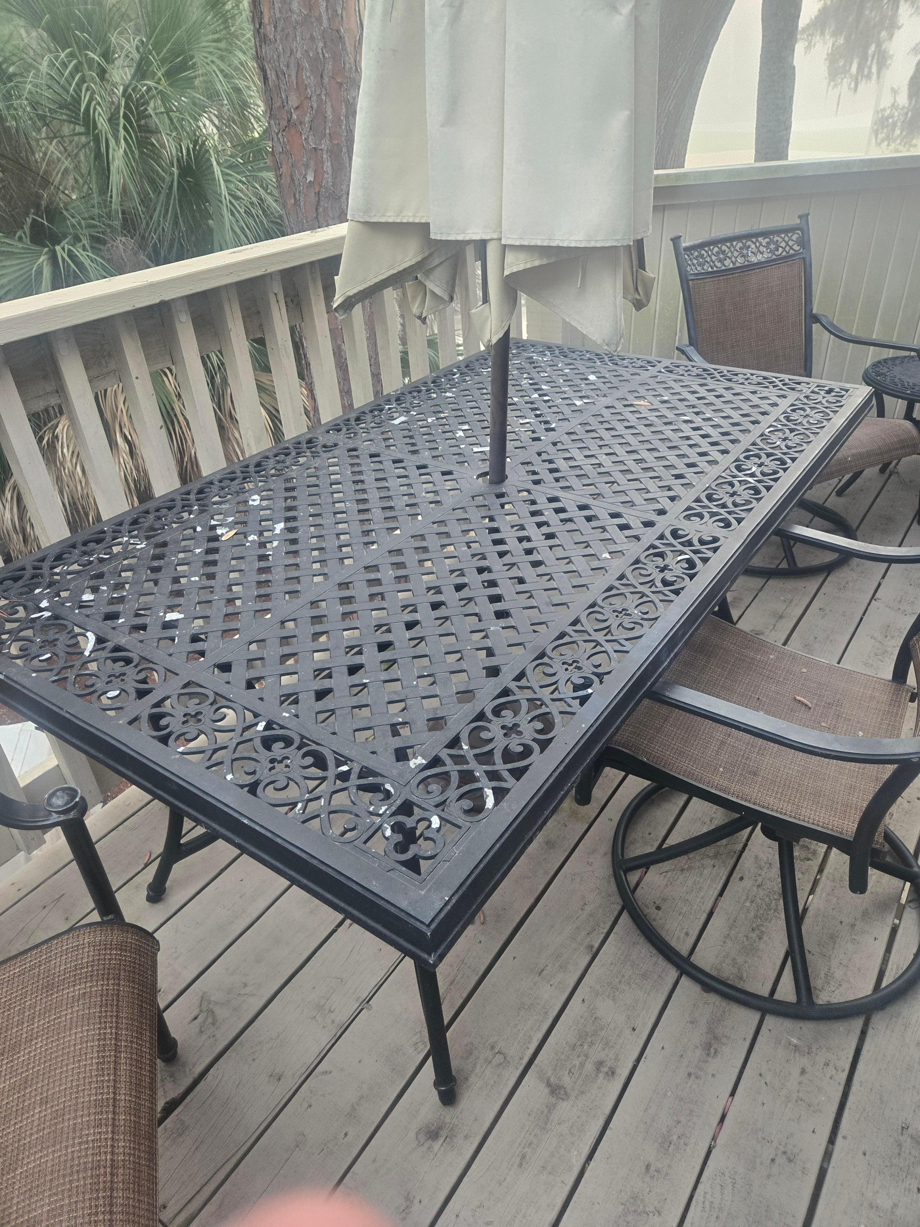 Deck table was peeling, not nice to eat at. 