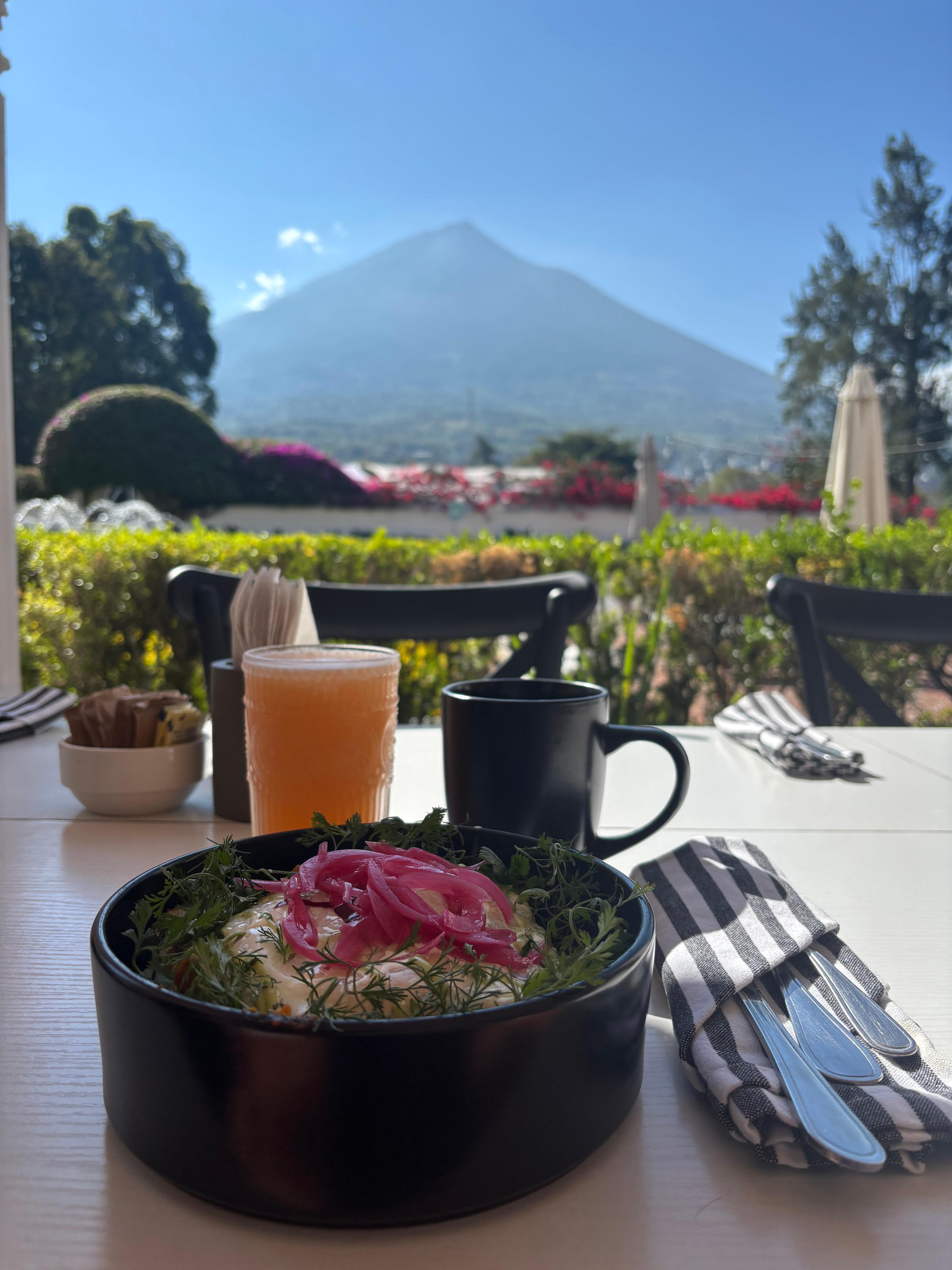 Una hermosa vista al volcán al desayunar 