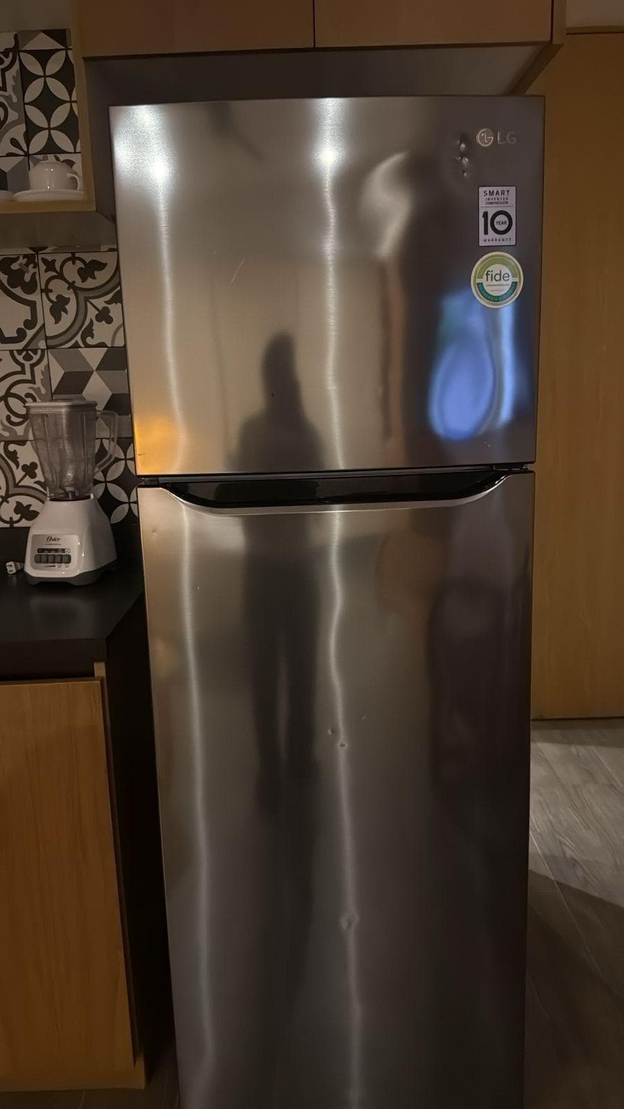 El refrigerador todo golpeado.