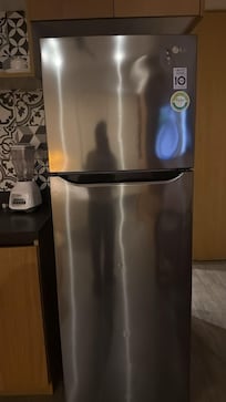 El refrigerador todo golpeado.