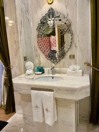 大理石がふんだんに使われています