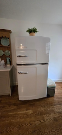 Love the old style fridge!
