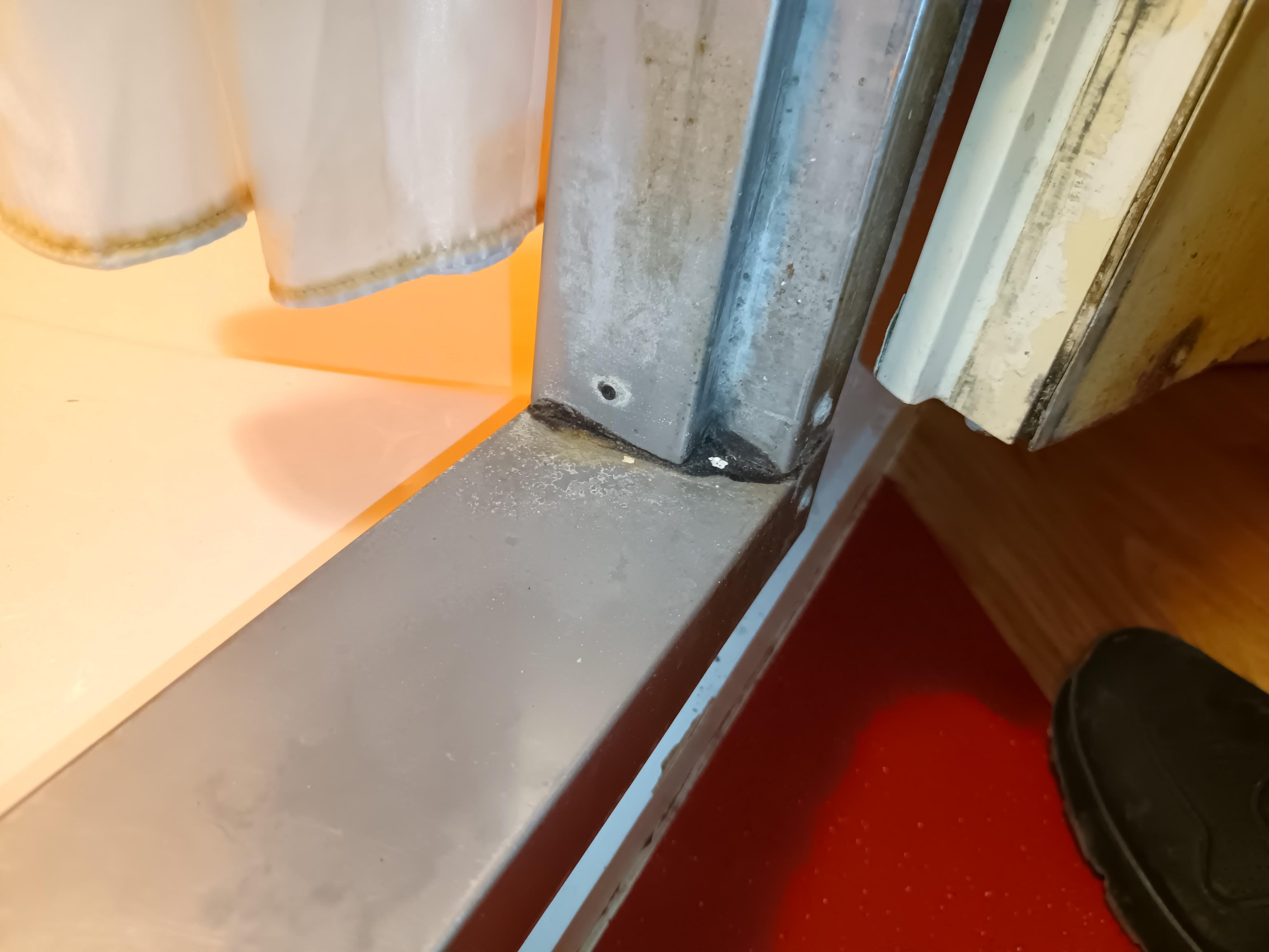 Moisissure et saleté au niveau de la douche 