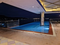 Rooftop-pool