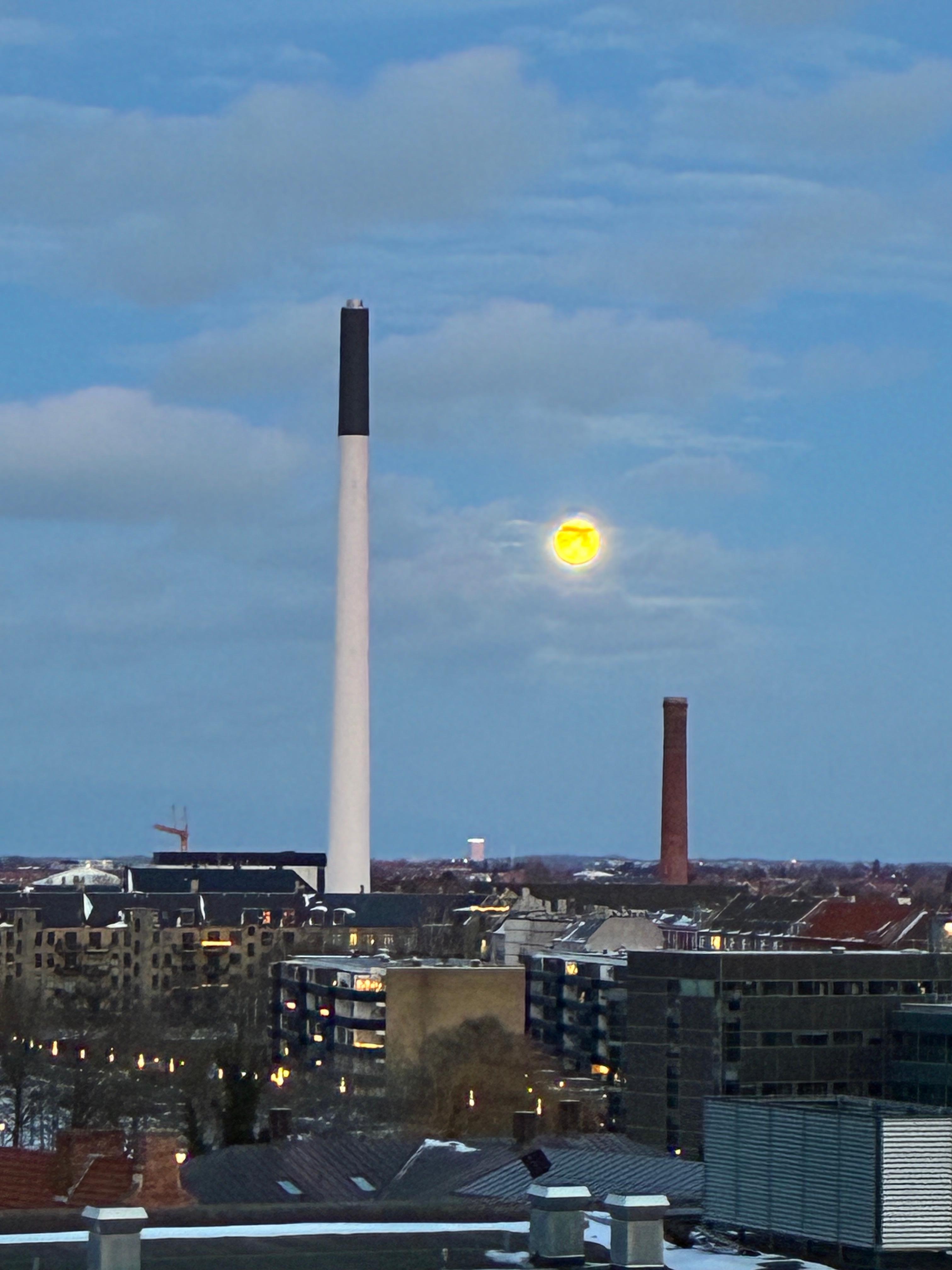 Smukt fuldmåne fra 8. etage1. Februar 2026