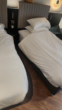 Zimmer nachdem die Putzfrau da war und das Bett gemacht hat