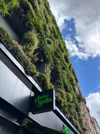 Populær restaurant i samme gate