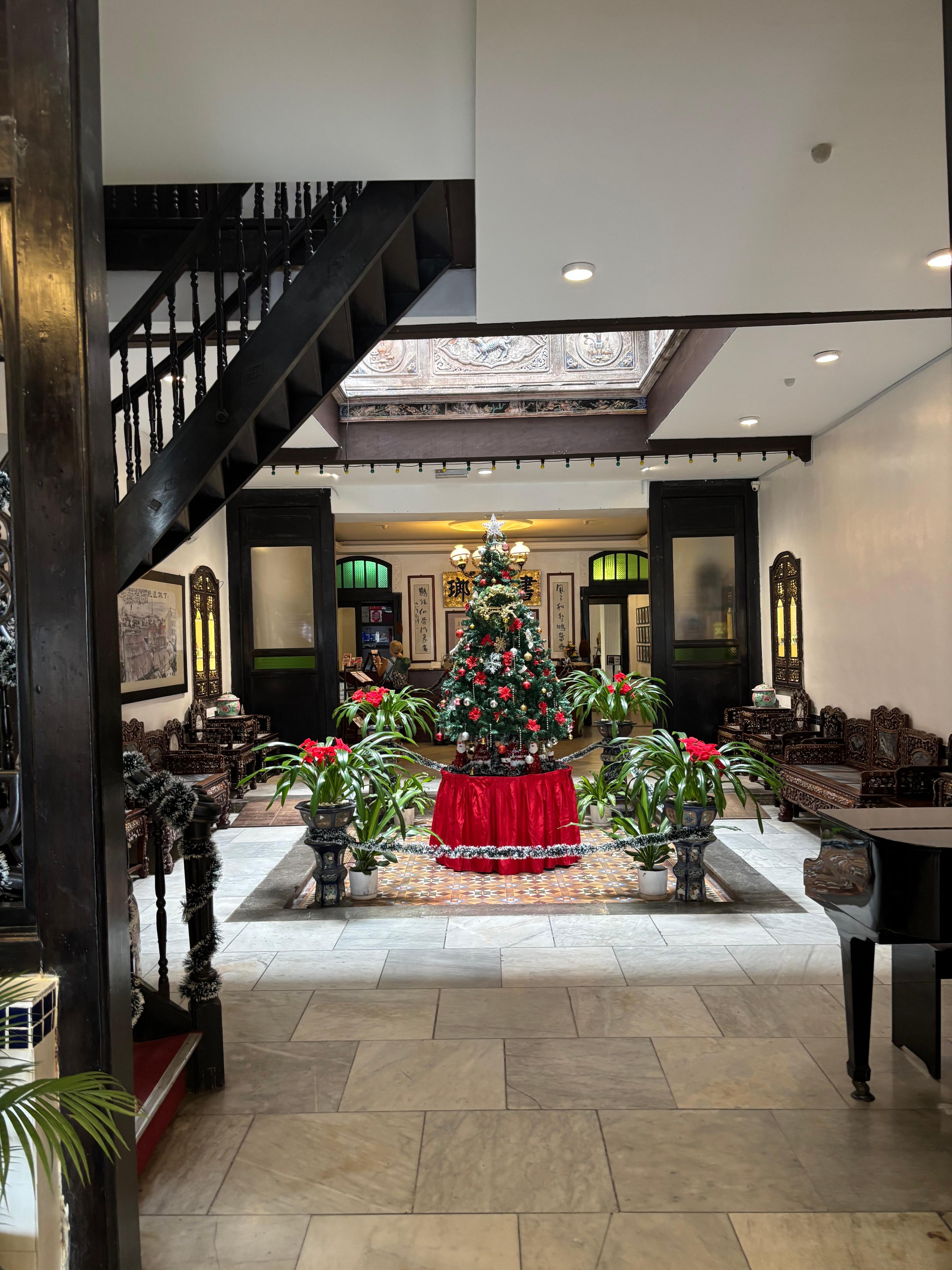 nice Xmas touches in the lobby. Lovely Peranakan pieces in the public areas. The poor lighting and layout didn't do justice to the Peranakan theme.  They need a professional interior designer to decorate with proper lighting.