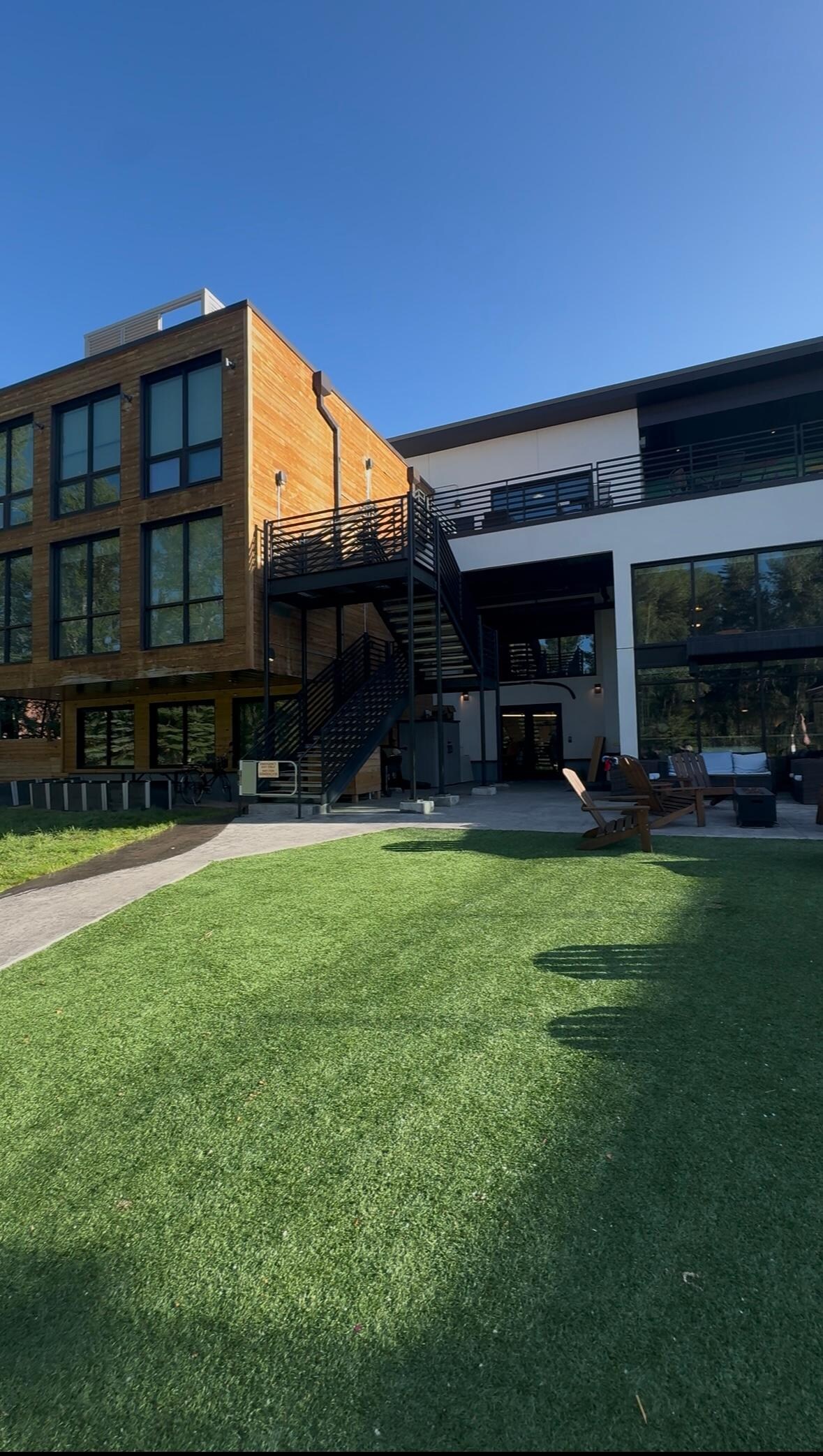 📍Photo is the back of the hotel with easy access to nearby food spots.