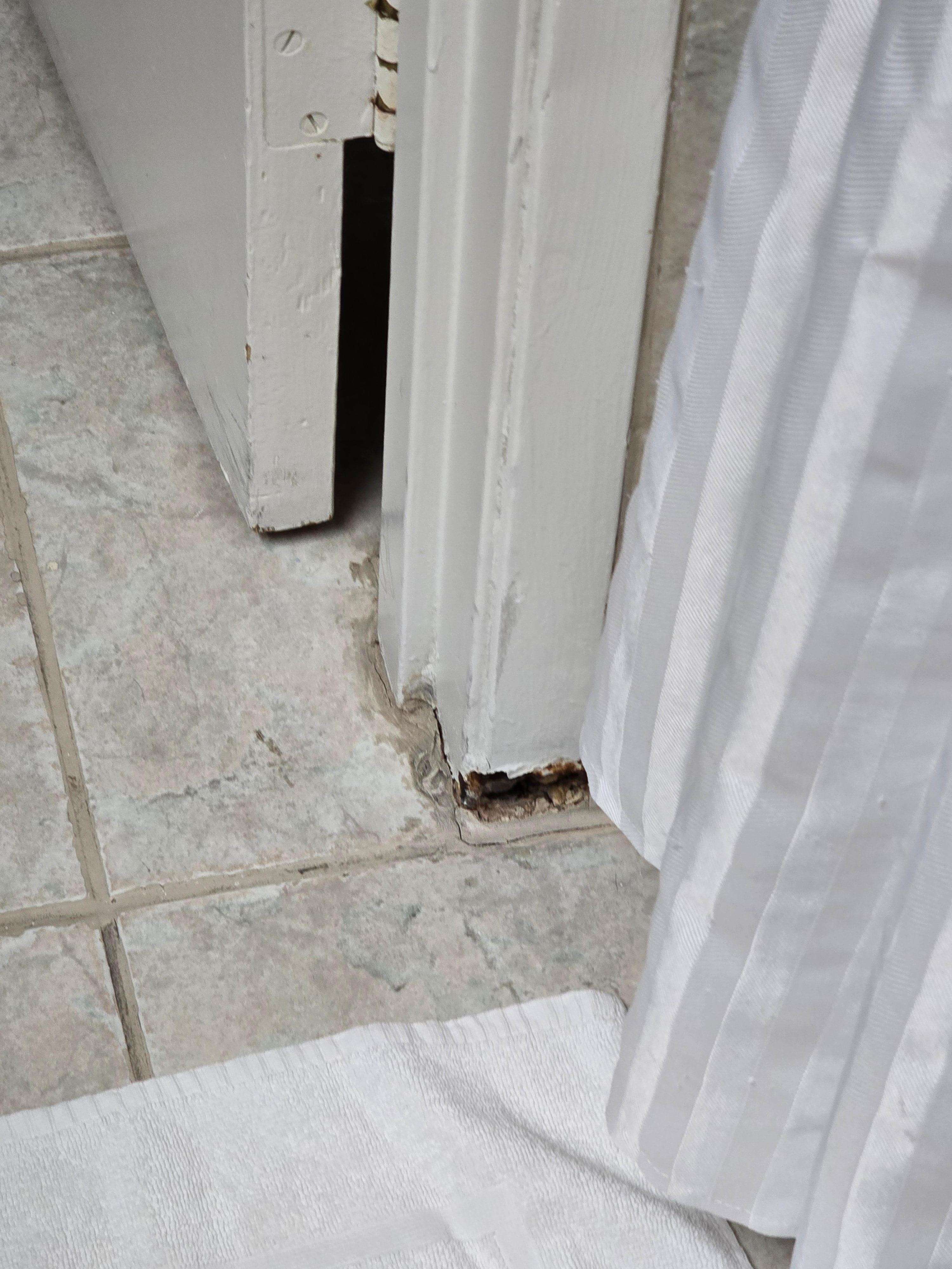 Door in the bathroom 