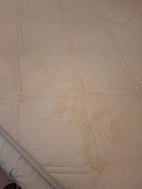 Matratze mit gelben Flecken