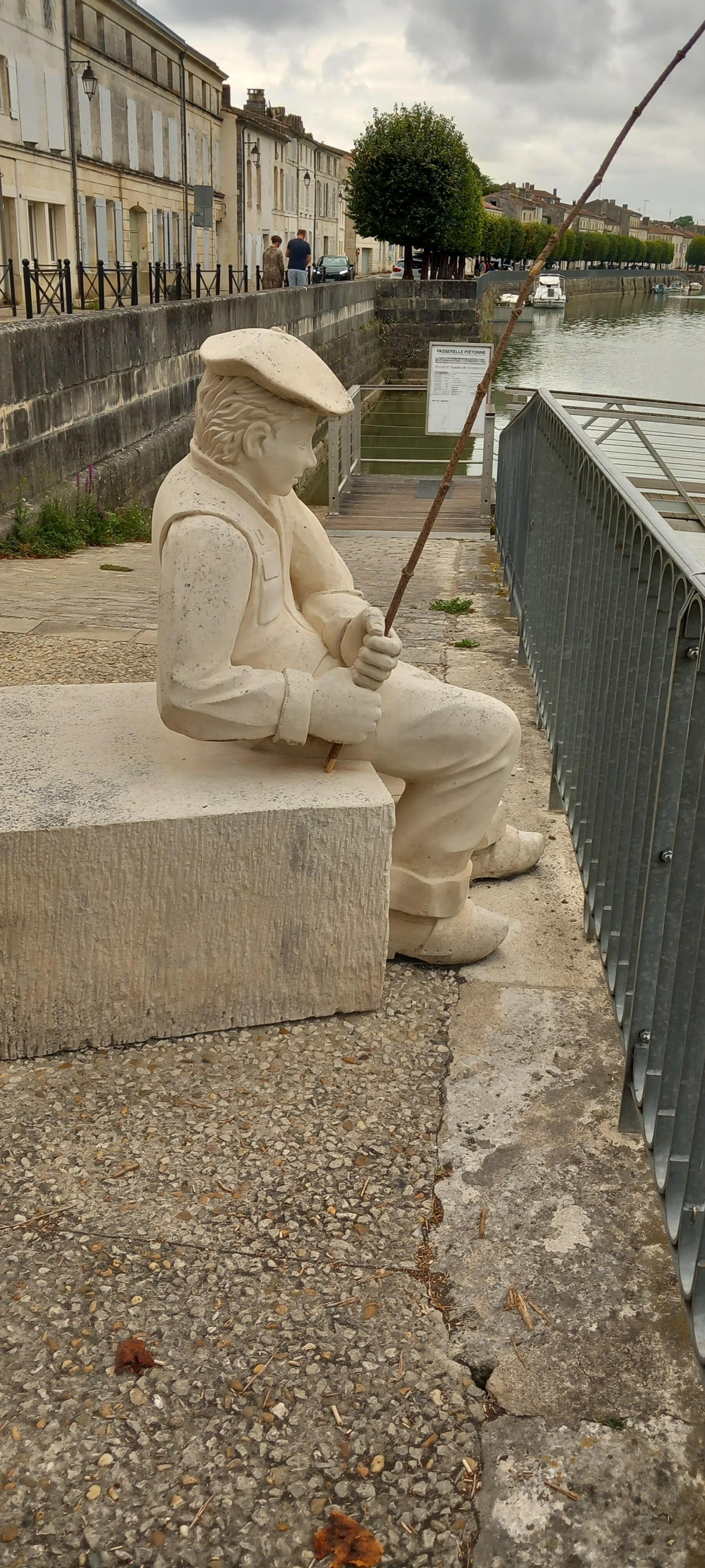 Sculpture du pêcheur le long du port. 
Il y en a plusieurs sculptures.
Jolies 