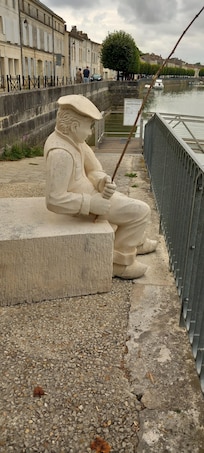 Sculpture du pêcheur le long du port.
Il y en a plusieurs sculptures.
Jolies