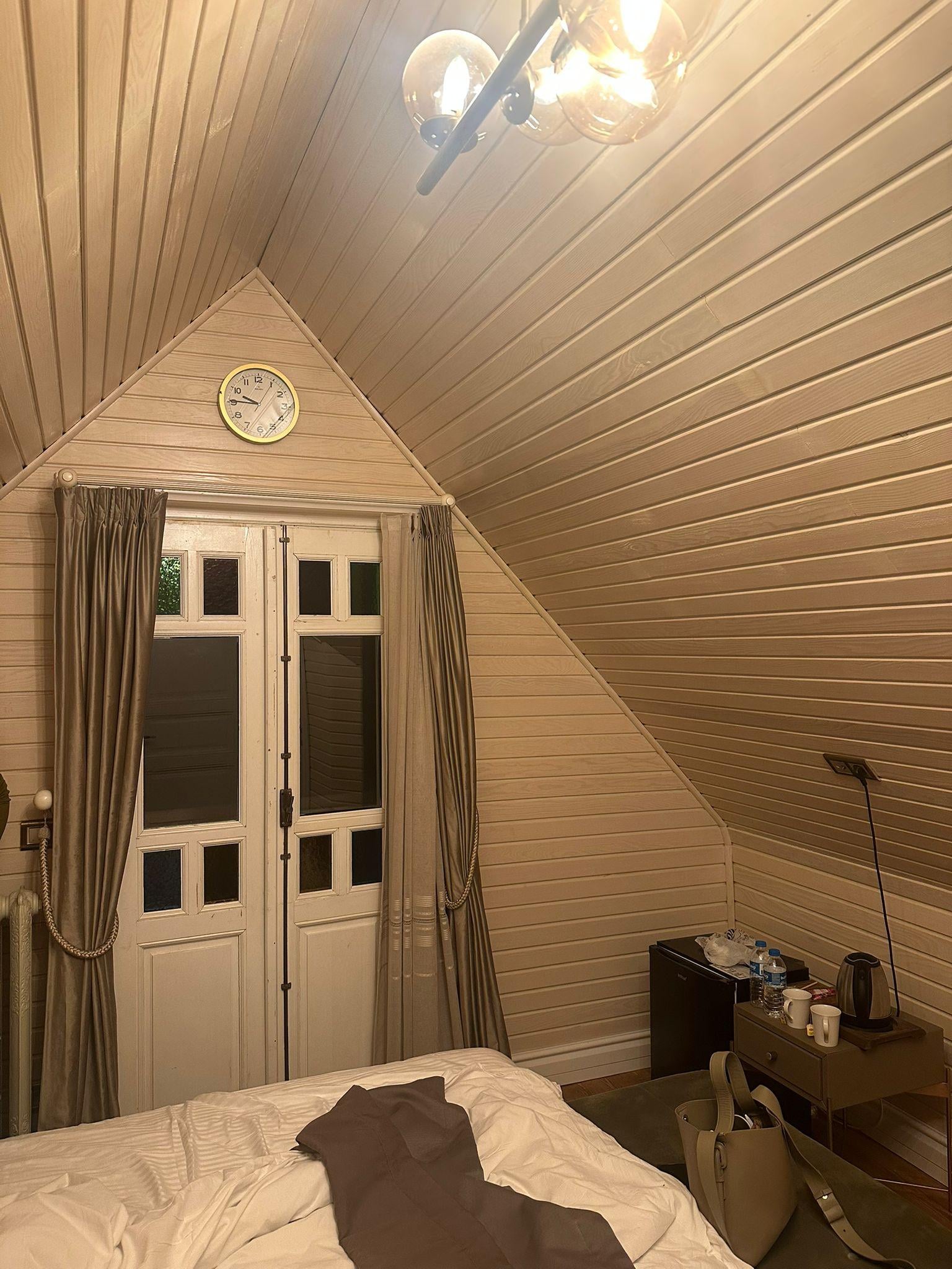 25 m2 Deluxe oda diye satılan tavan arası oda