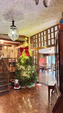 Ambiente navideño , instalaciones con una arquitectura de madera