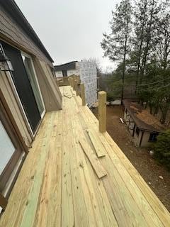 Yes, a 20-25 feet drop from that lending to the bottom of the picture, with NO RAILS.