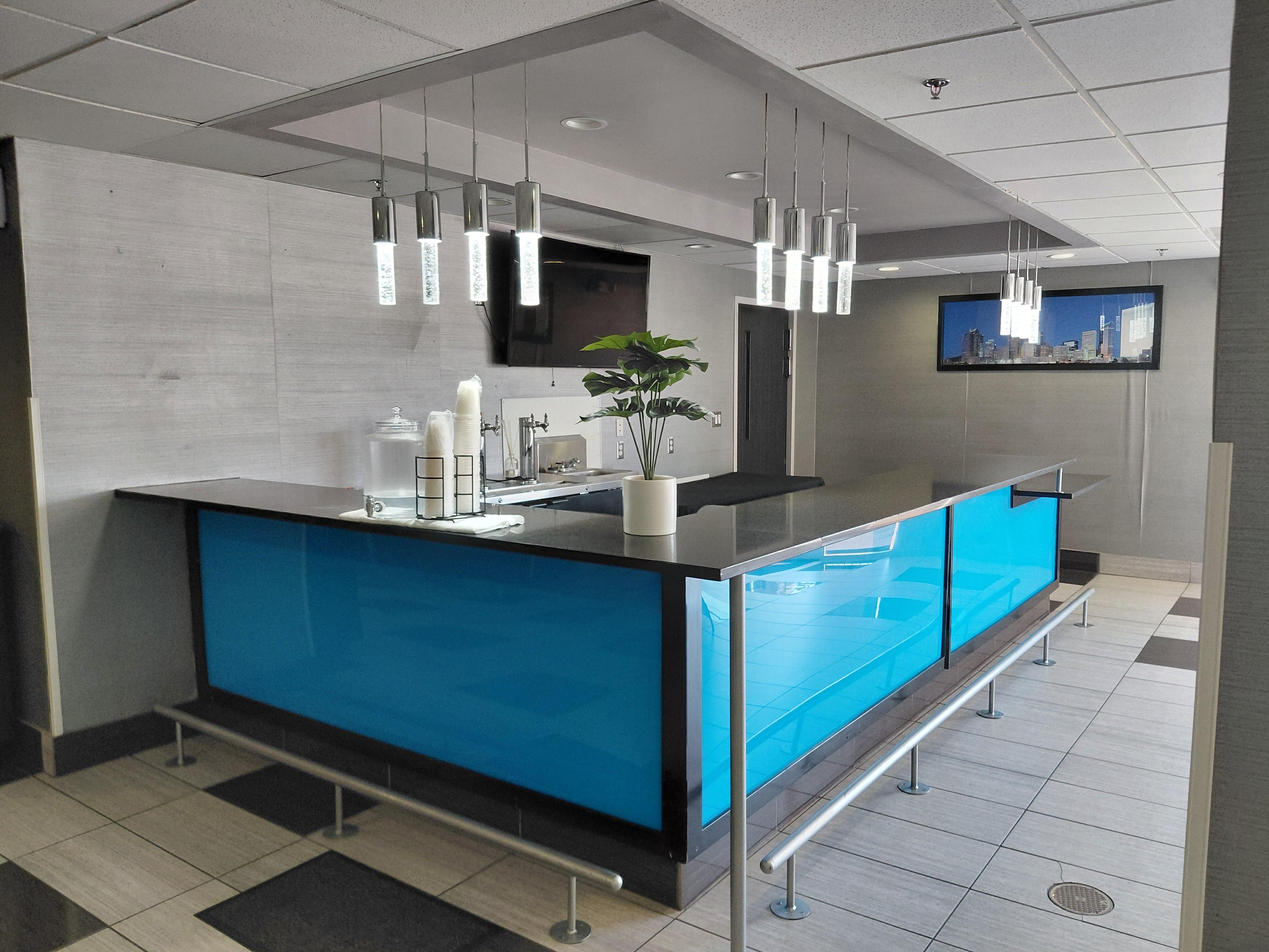 The bar they advertised but wasn't open.