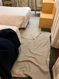 Tissus qui cachent la moquette usée