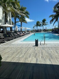 Beautifully situated beachfront hotel with an amazing staff! Can’t say enough about the staff; David who works at the restaurant and Mike at the a pool bar. Everyone aimed to please!