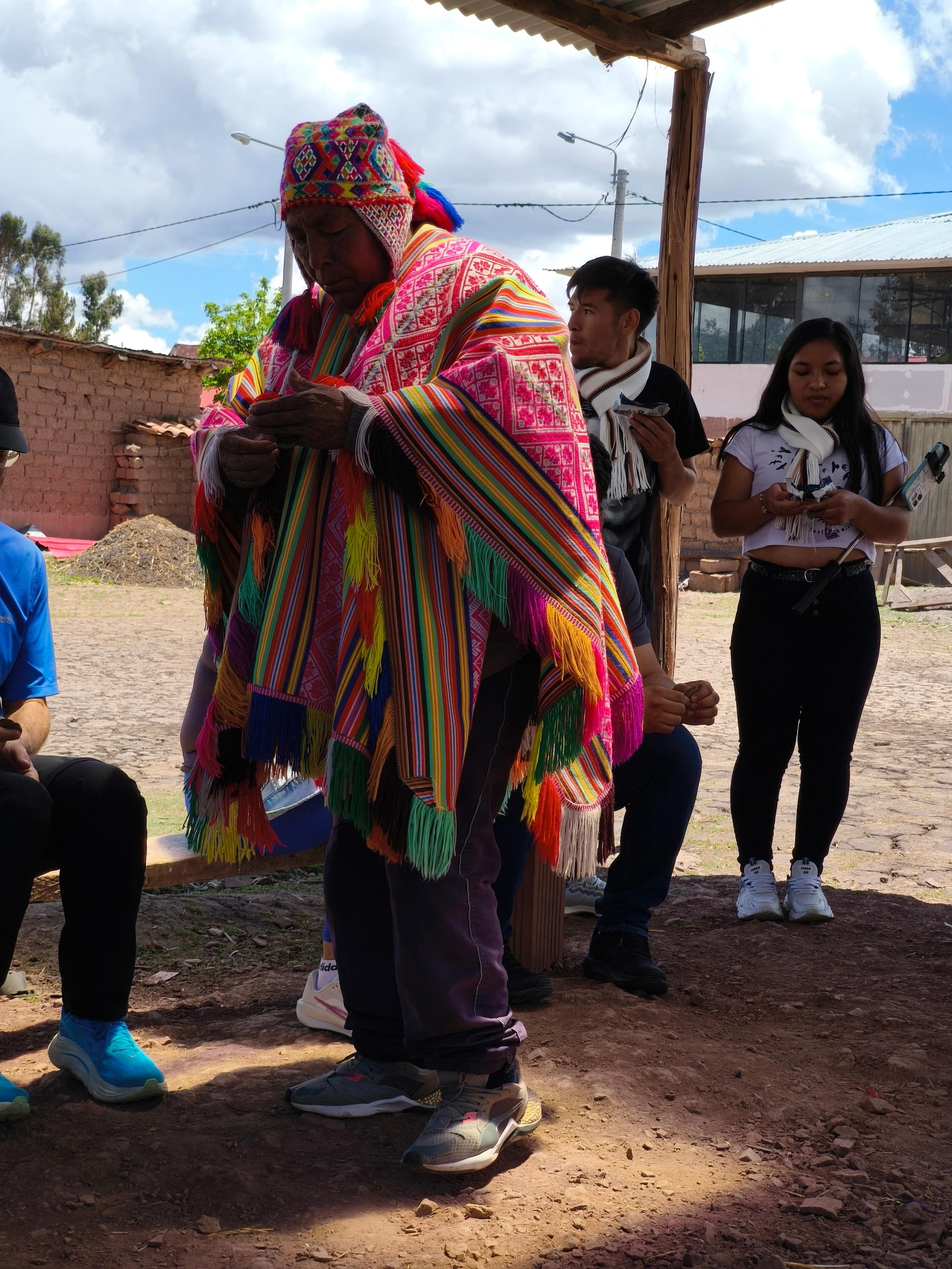 Une cérémonie chamanique avec un prêtre quechua, avec bénédiction à la feuille de coca et alcool. 