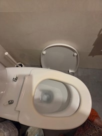 WC con tapa rota