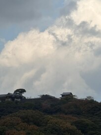 部屋からの景色、松山城が見えます