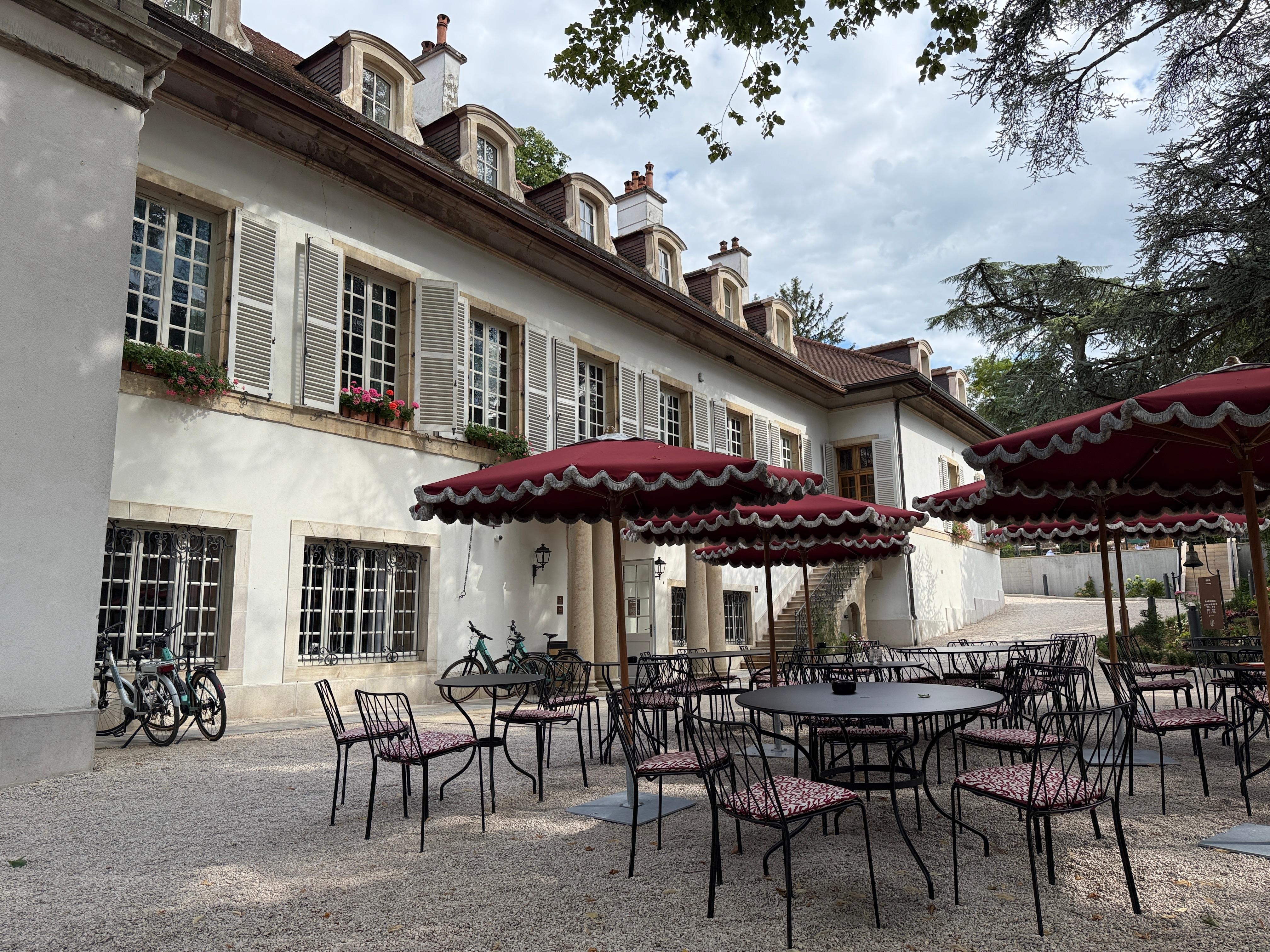 Front entree met pleintje