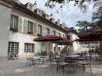 Front entree met pleintje