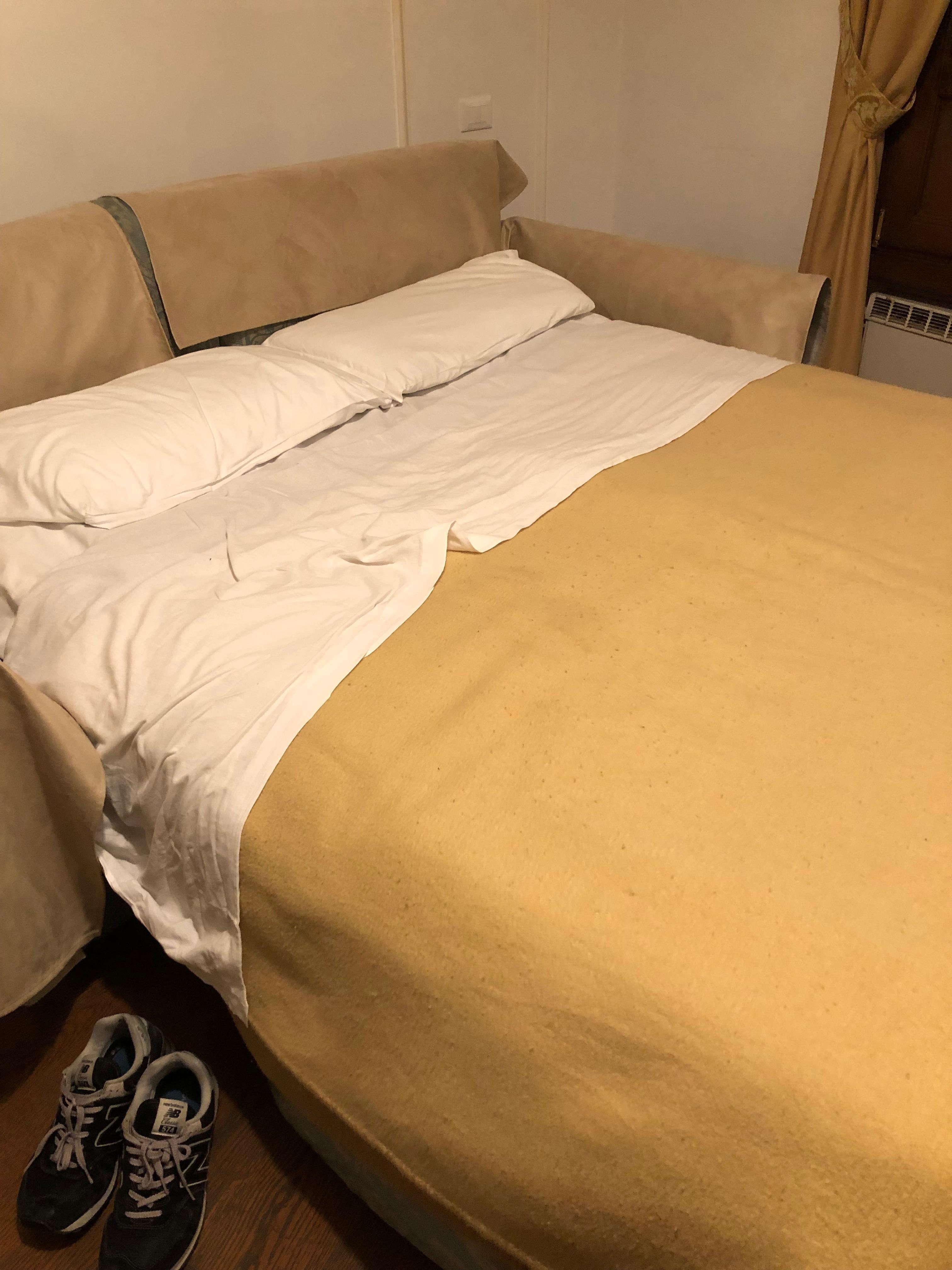 となりのホテルのスタッフが用意してくれたベッド