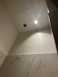Une lumière sur deux dans la cabine de douche