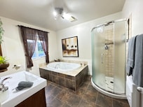 Superbe salle de bain avec bain, tourbillon avec lumières au led