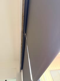 窗簾上方牆面有壁癌痕跡