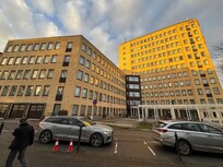 Vue de l’hôtel depuis le parking extérieur.