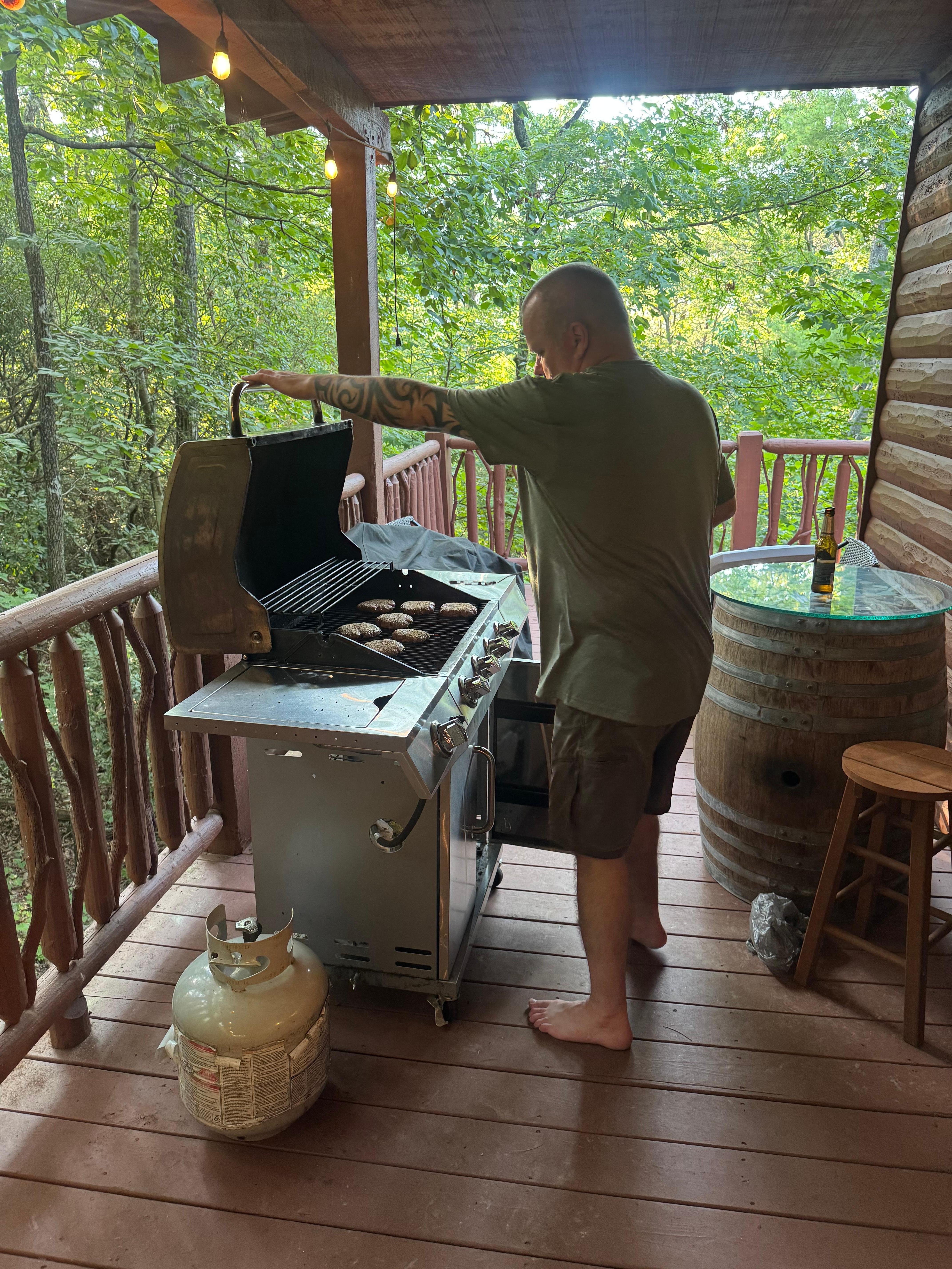 Gas grill with propane was provided. 