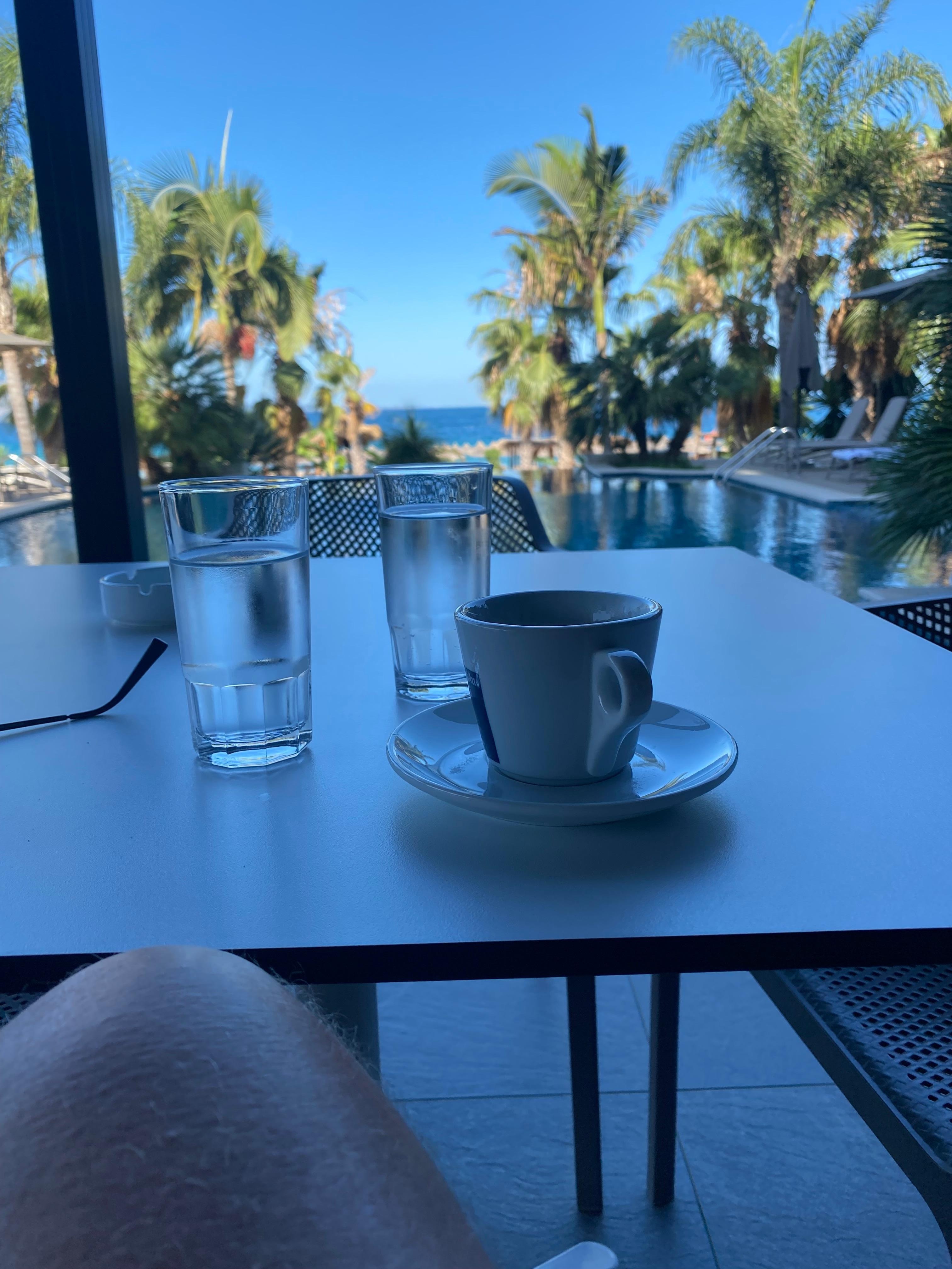 Frokost ved bassengkanten